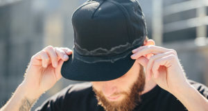 Casquette tachee de sueur
