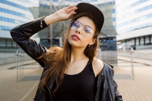 femme hipster portant un chapeau